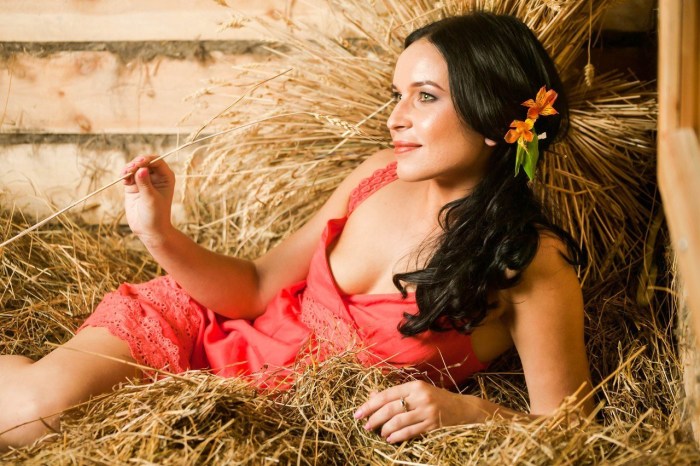 Zlata Ognevich on the hay