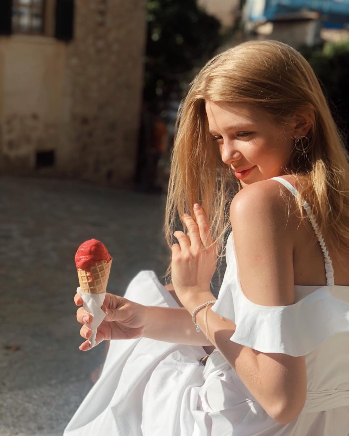 Angelina Strechin in linen