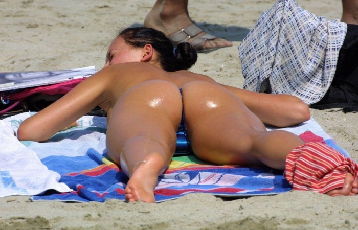 Girl on the beach topless hidden camera