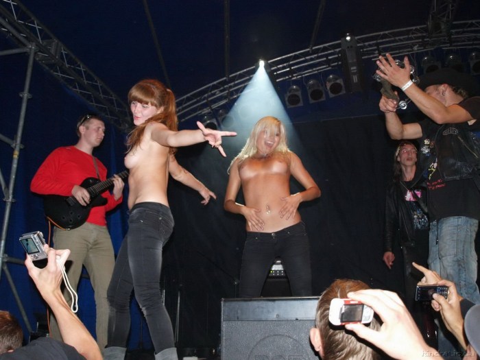 Nude concert