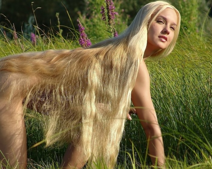 Hairy blondes in nature