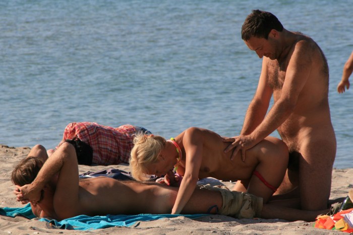 Fuck on the beach without panties