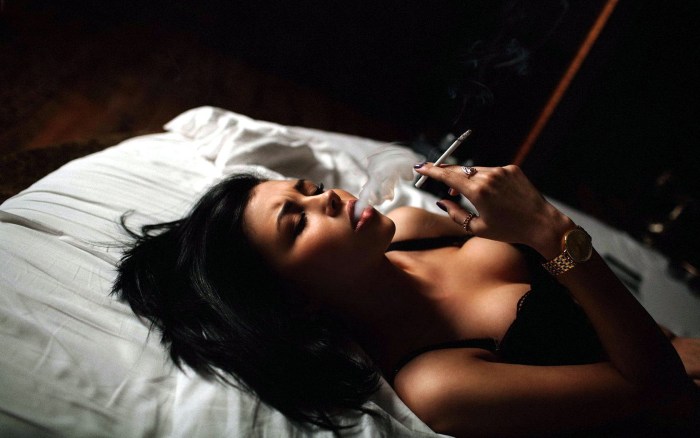 Aliya Lando smokes