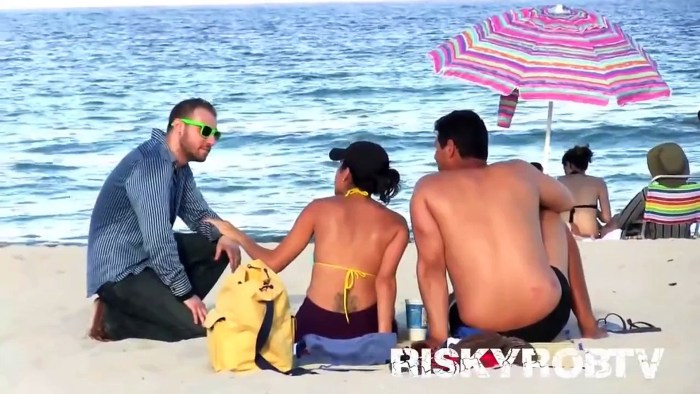 Sinzes with girls on the beach