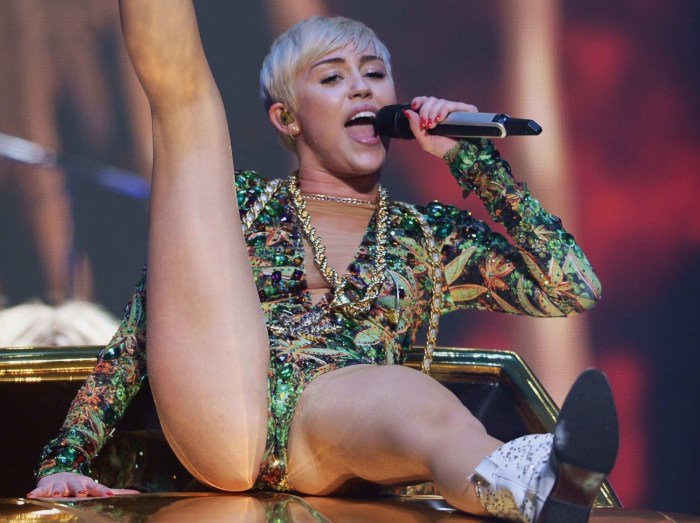 Miley Cyrus 18 on stage