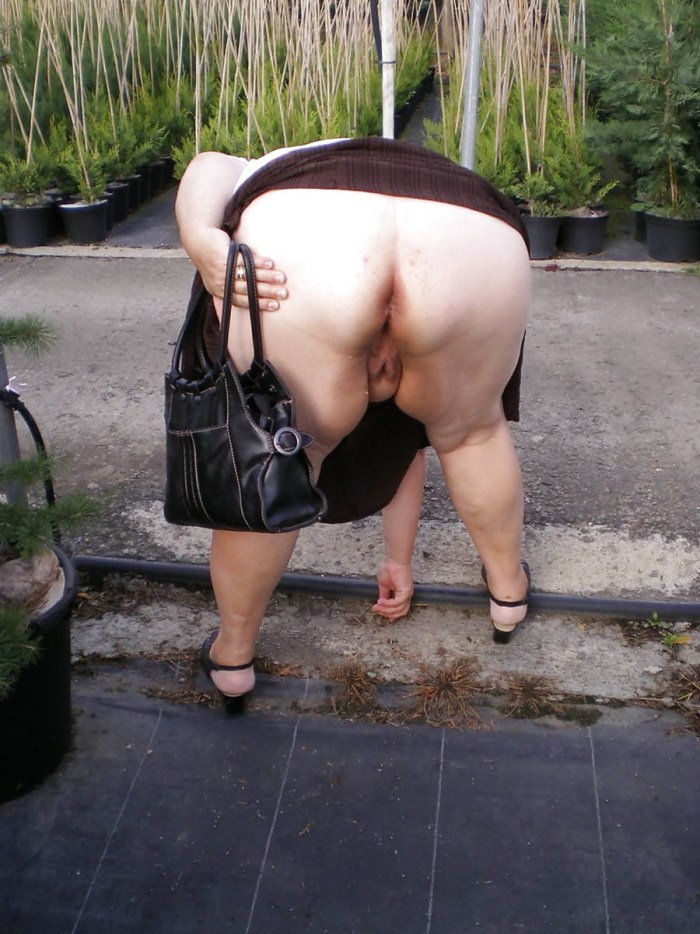 Fat naked women poop