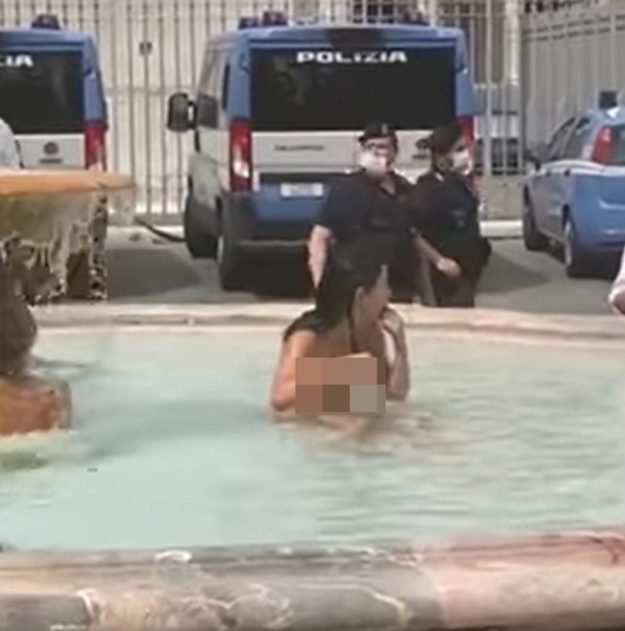 Small height Public Stripped