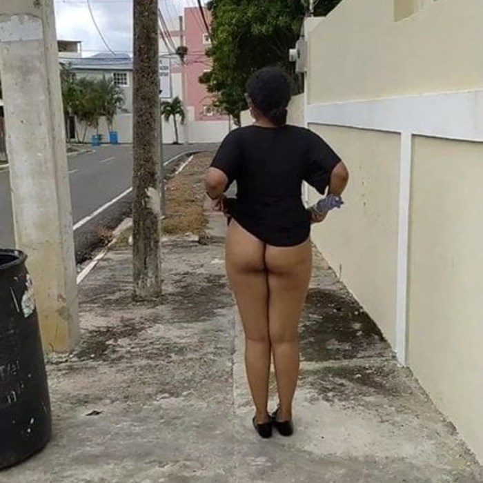Girl in Yukka without panties