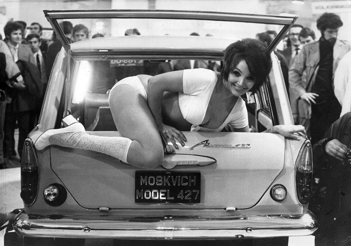 Julie Desmond advertises Muscovite 427