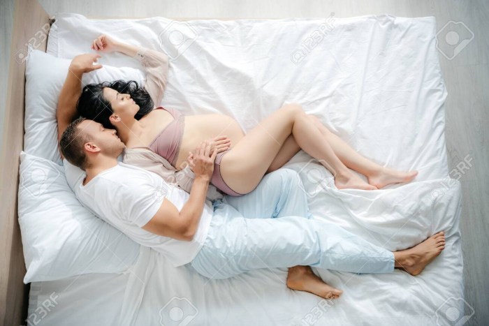 In bed with a pregnant woman