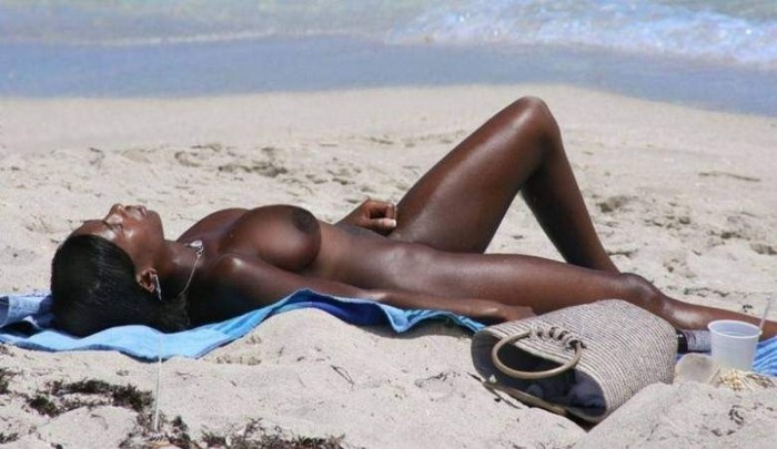Negro Toplesses on the Beach