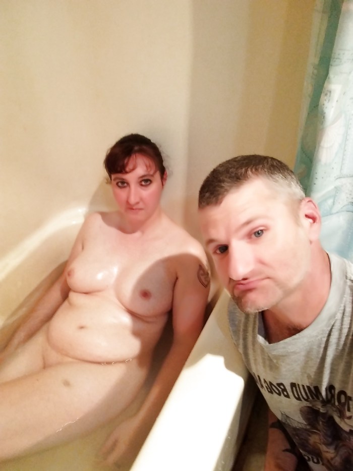 The wife cheats on her husband in the shower