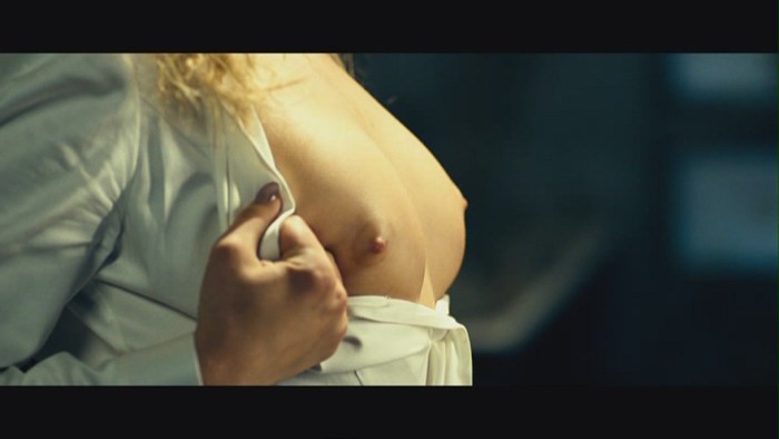 Naked actress Oksana Akinshina
