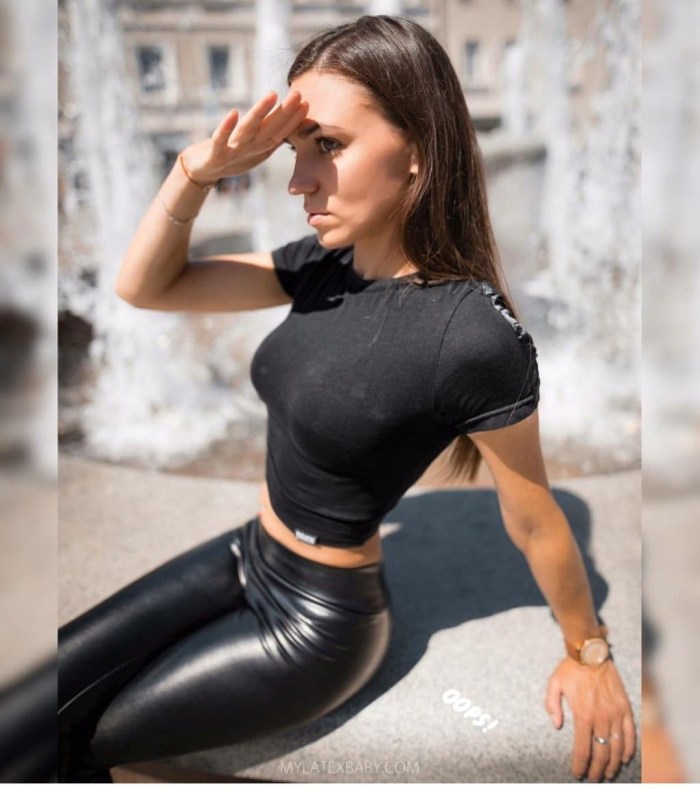 Feyissitting in leather leggings