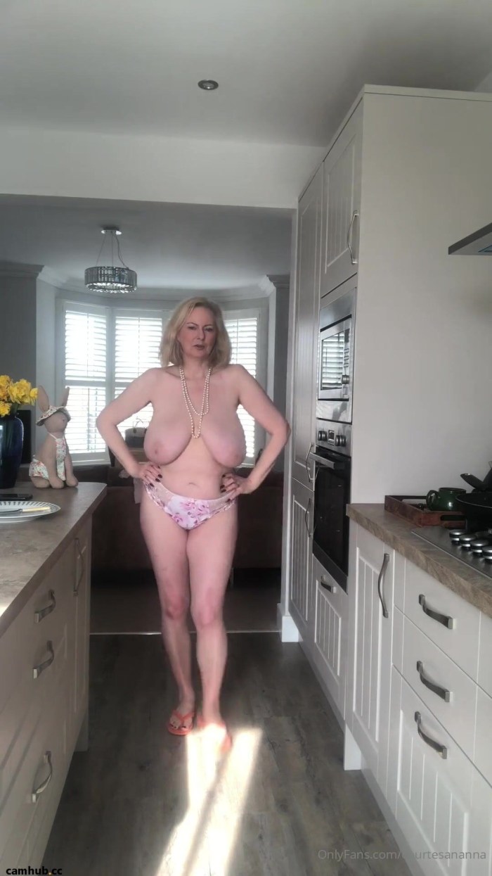 Mature NL spread her legs