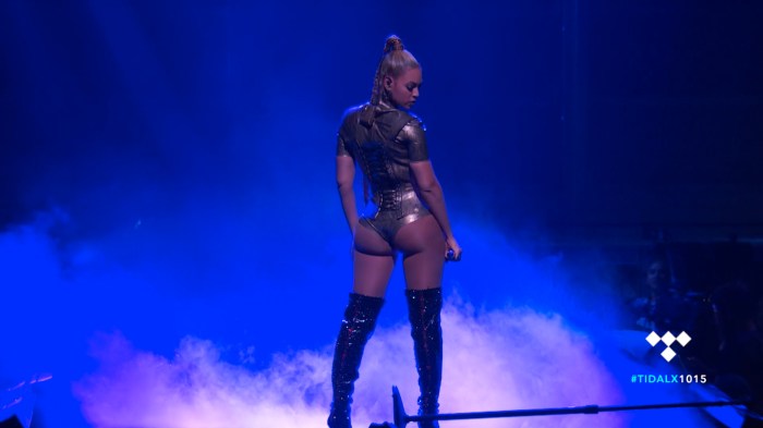 Beyoncé exposes his chest