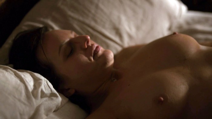 Elizabeth Moss photo naked