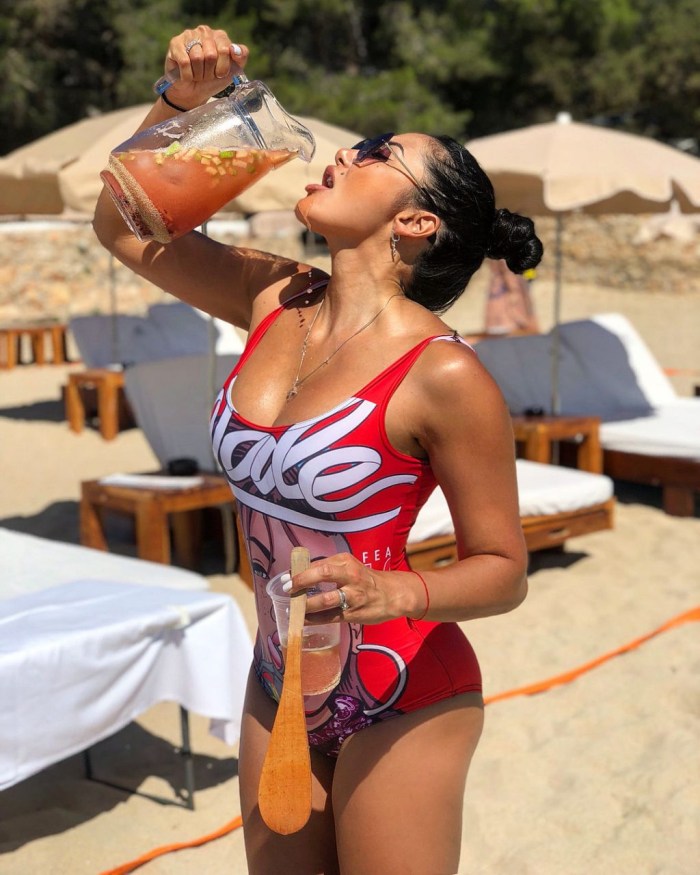 Absolutely naked Iris Chacon without panties