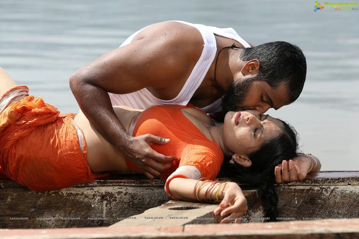 Amisha Patel is bare