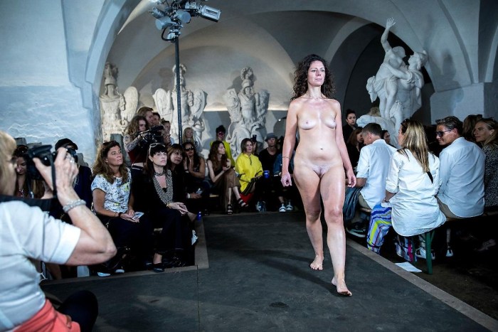 Naked behind the scenes of fashion shows