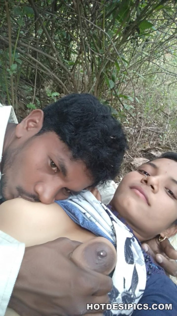 Desi Village Bhabhi Outdoor Open Nude Sex in Field
