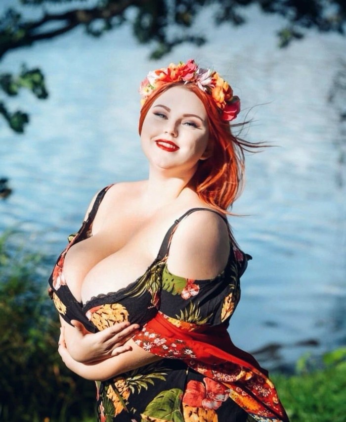 Nina Prapeluk Xenia Wood Boobs 2020