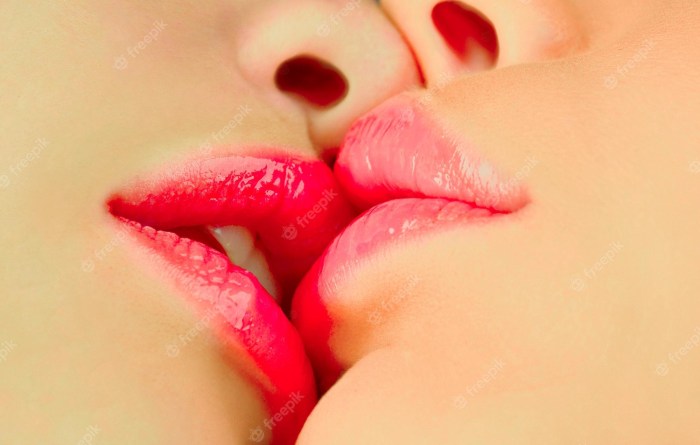Lezkiss kisses Lesbian Safira