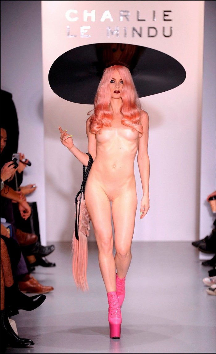 Miley Cyrus without panties on stage