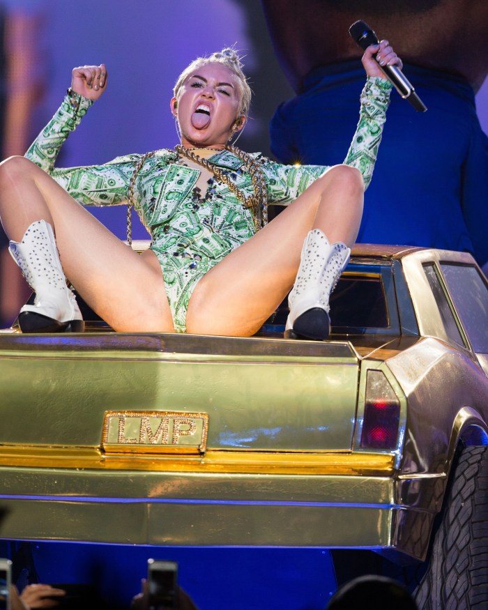 She spread her legs in public