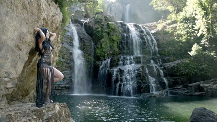 Elizabeth Reaser - Easy S01e01