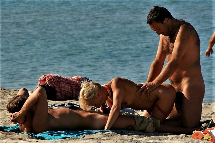 Fuck on the beach without panties