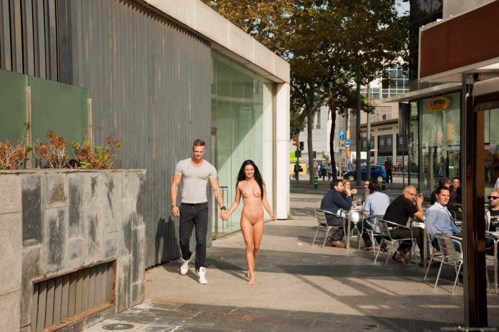 Naked Monica walks along the streets of the city