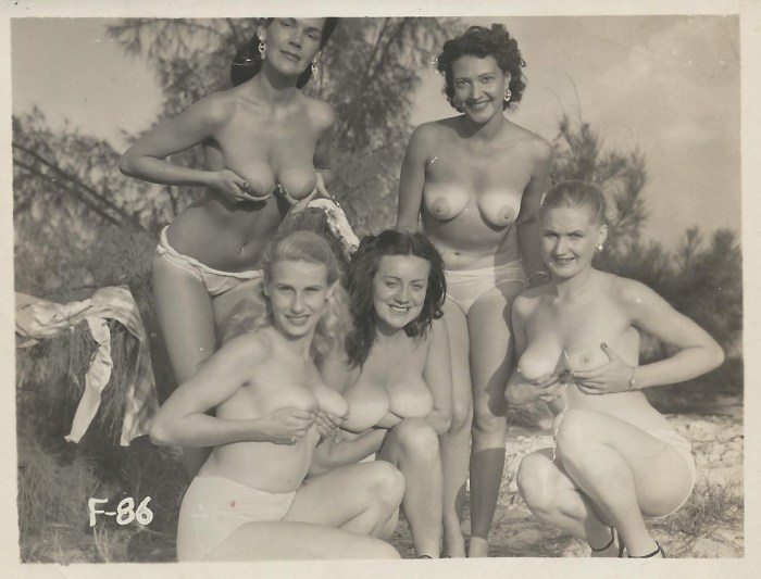 Girls in the bathroom naked