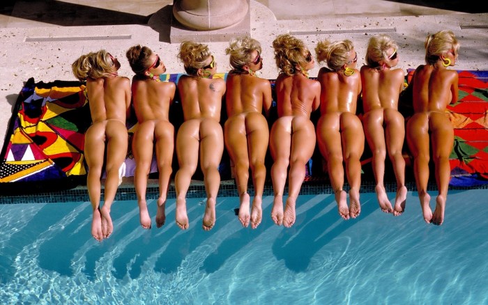 A lot of naked female asses