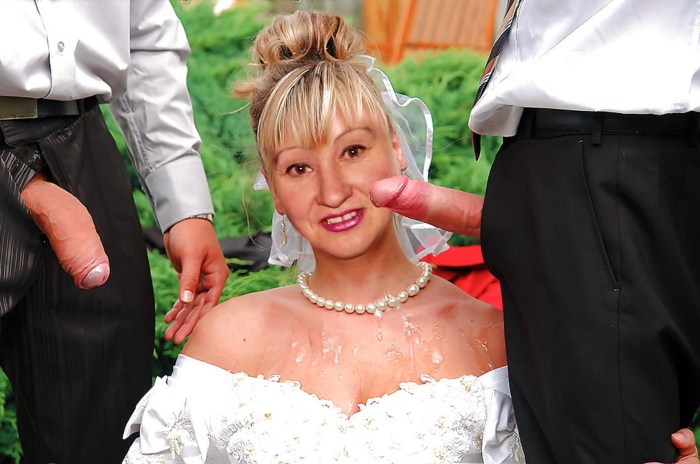 The bride sucks the groom