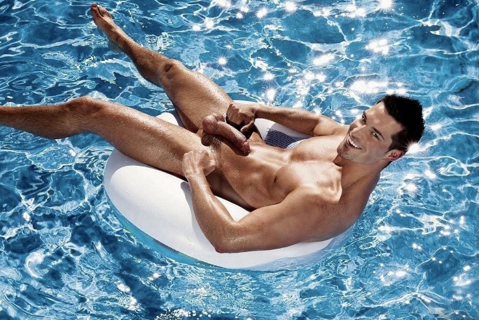 Guys fuck in the pool