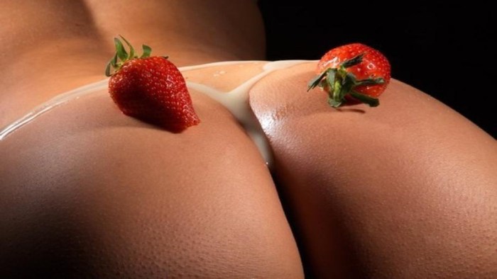 Cunnilingus with strawberries and cream