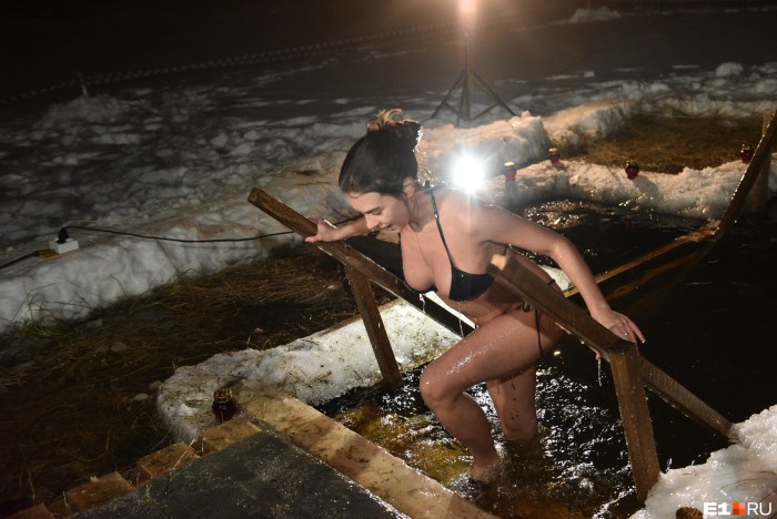 Naked women bathe in the hole