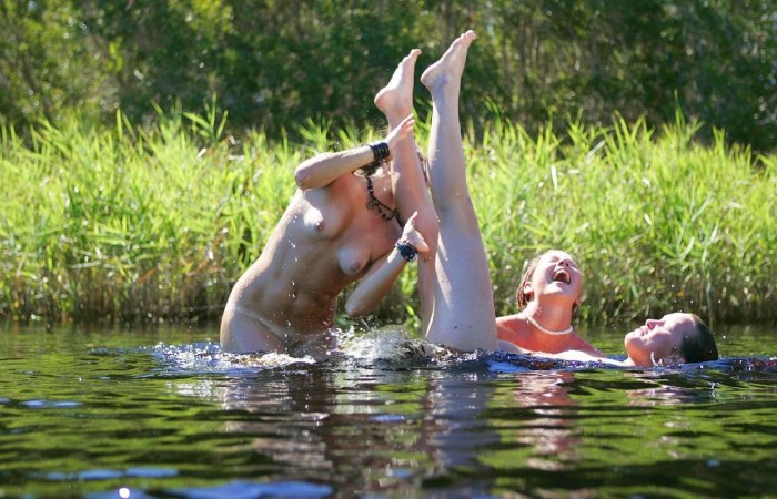 Girls in the lake bathed nude