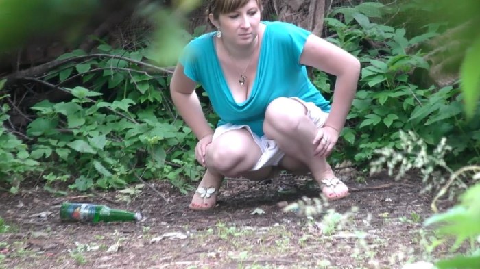 Women's pissing in bushes
