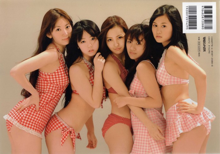 AKB48 in linen
