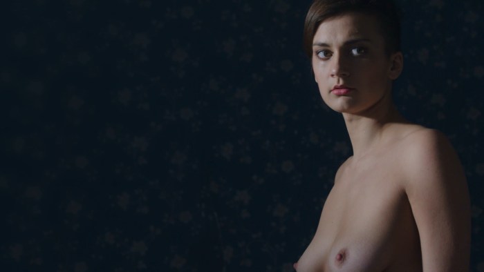 Christina Asmus and the dawns are quiet in the bath