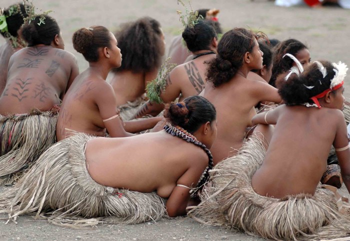New Guinea 18 + naked men and women