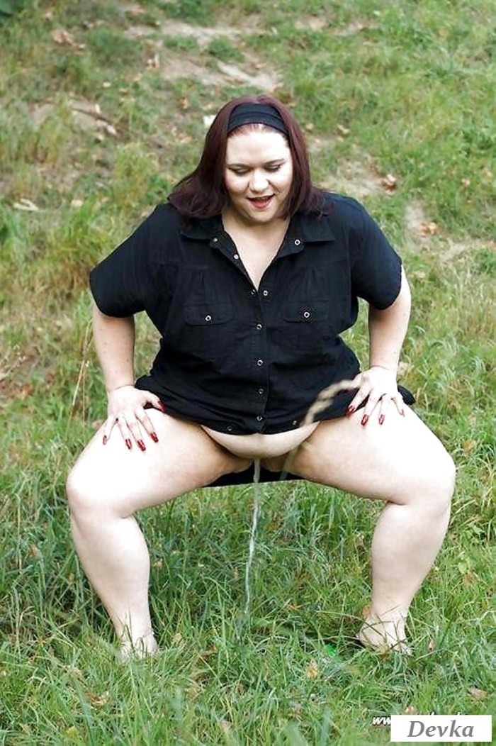 Pissing bbw in nature