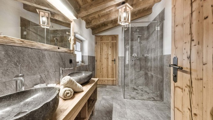 Bathroom in the style of a chalet with a wooden ceiling