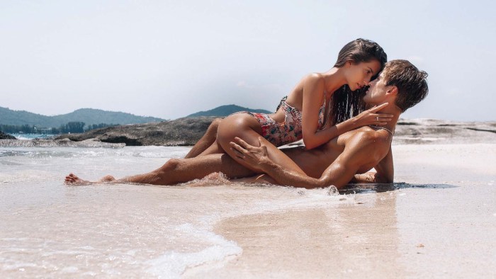 The girl was seduced on the beach