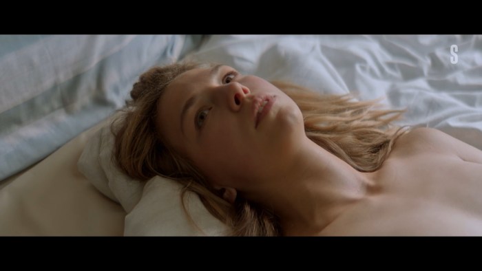 Christina Asmus and the dawns are quiet in the bath