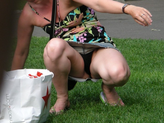 Girls in skirts without panties