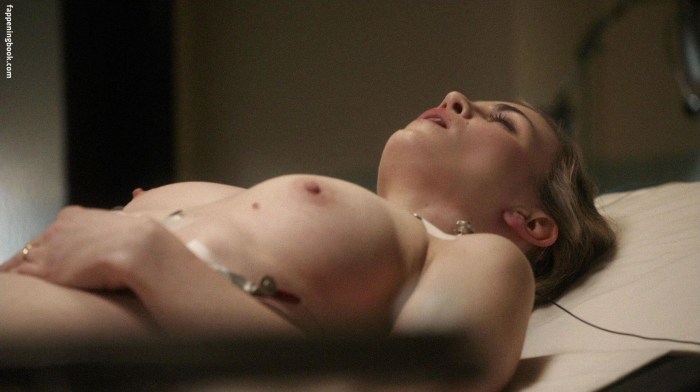 Naked Sarah Snook in Packed to the Rafters