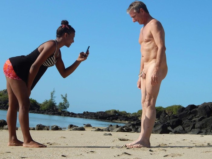 Male exhibitionism on the beach